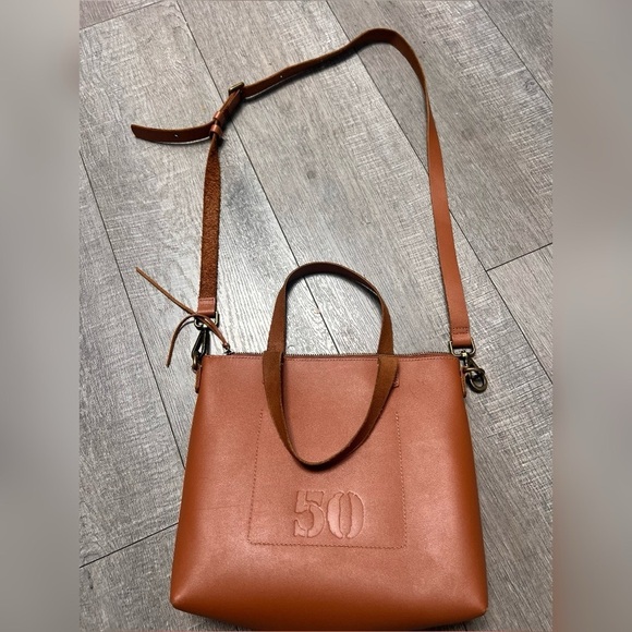 FEED Eleanor Crossbody Bag
Medium-sized crossbody leather bag with zipper $158 - Picture 5 of 8